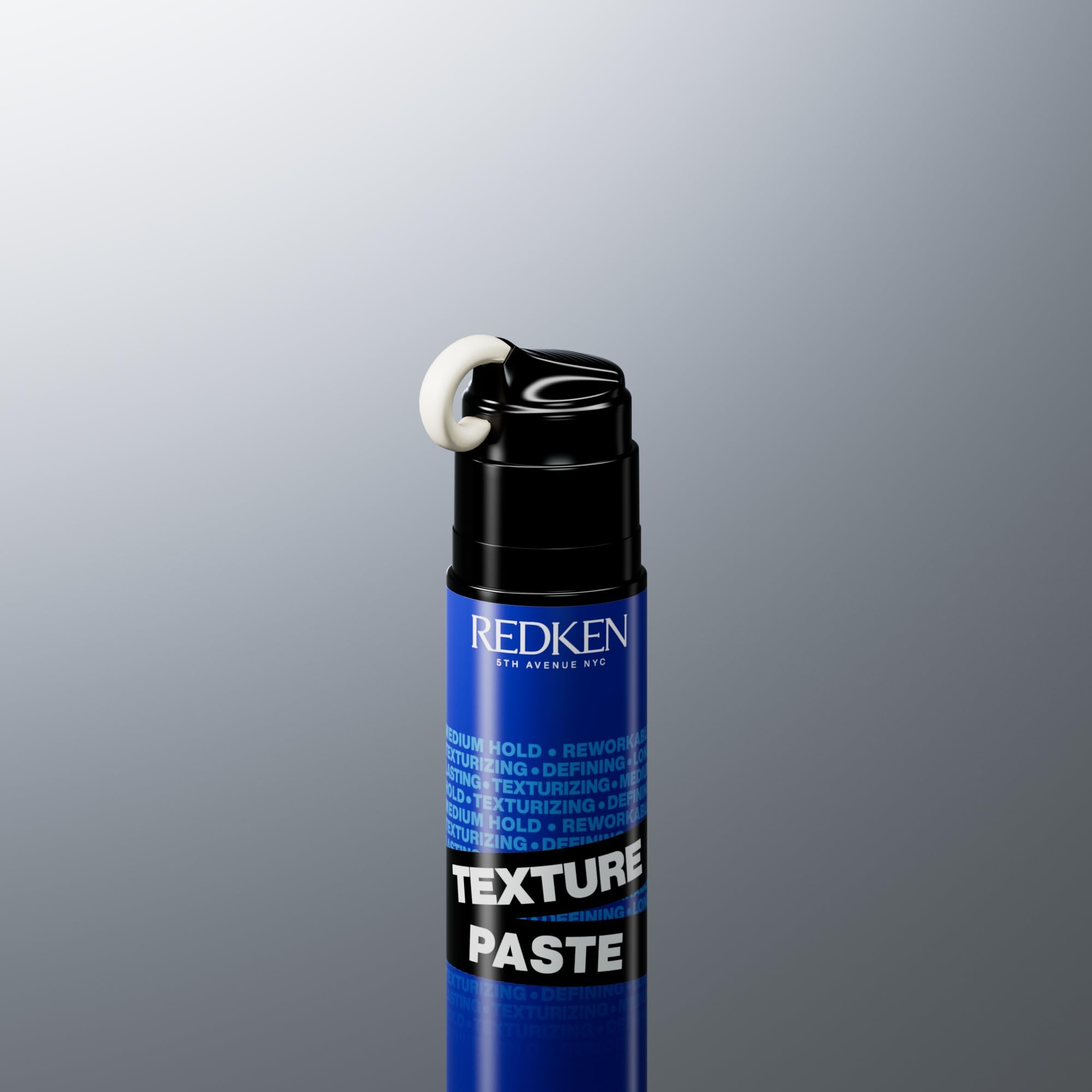 Redken envase con etiqueta legible indicando fijación media y uso