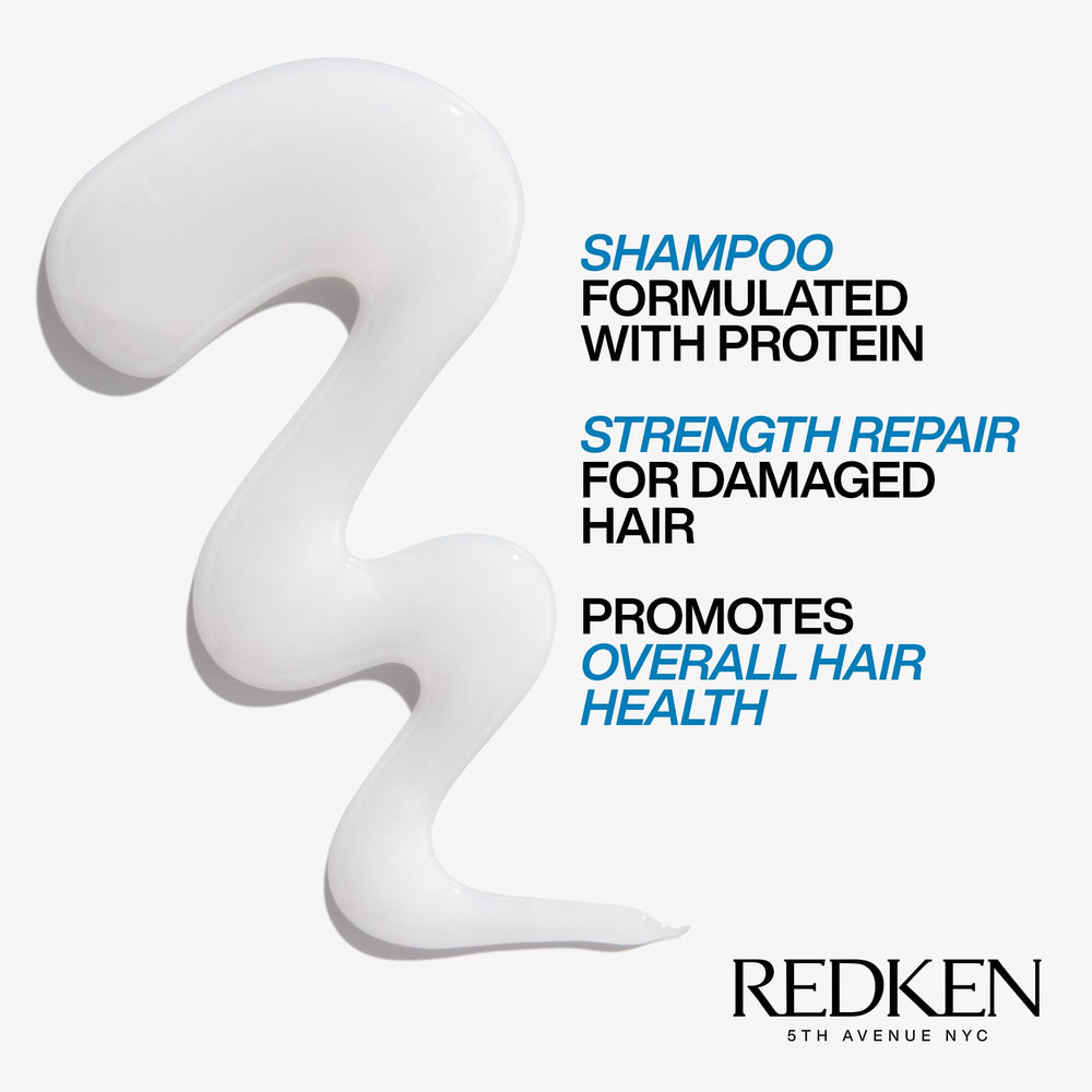Redken Extreme aplicado en cabello mojado en ducha para restauración visible