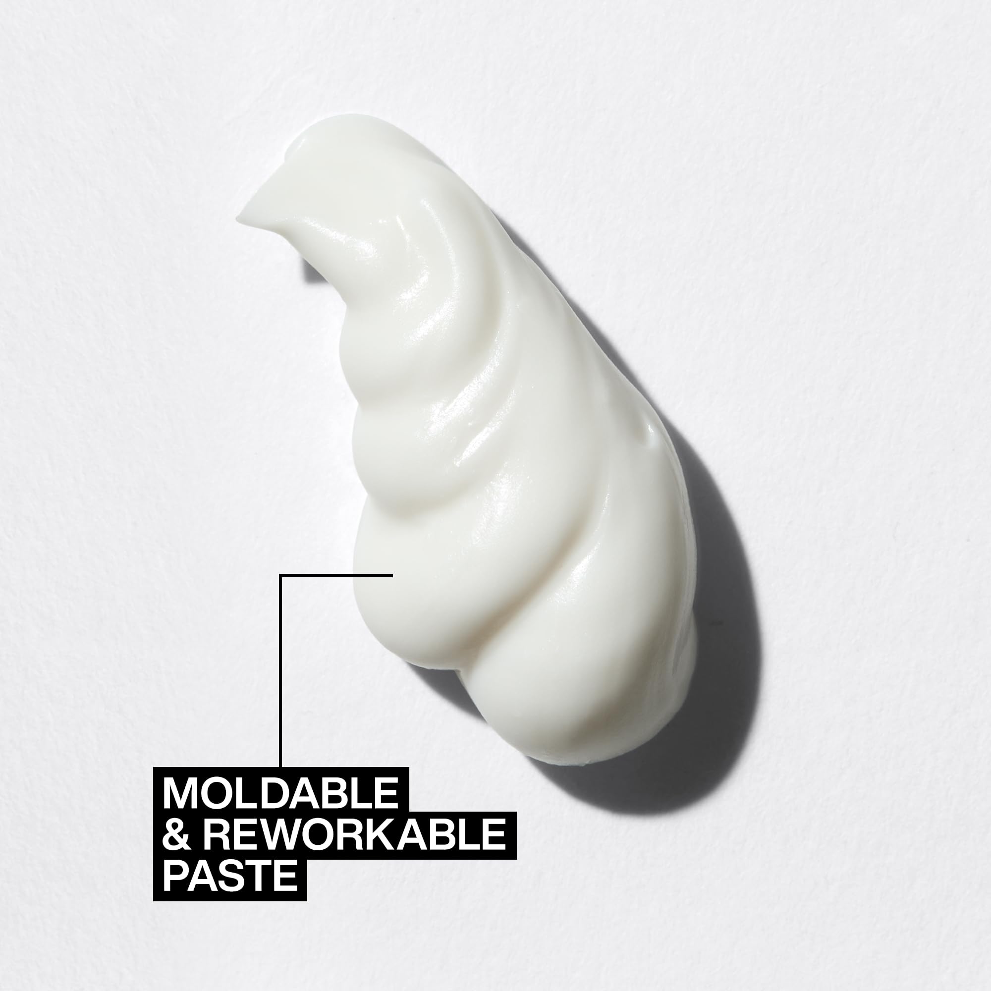 Redken pasta en manos lista para aplicar y proporcionar control flexible