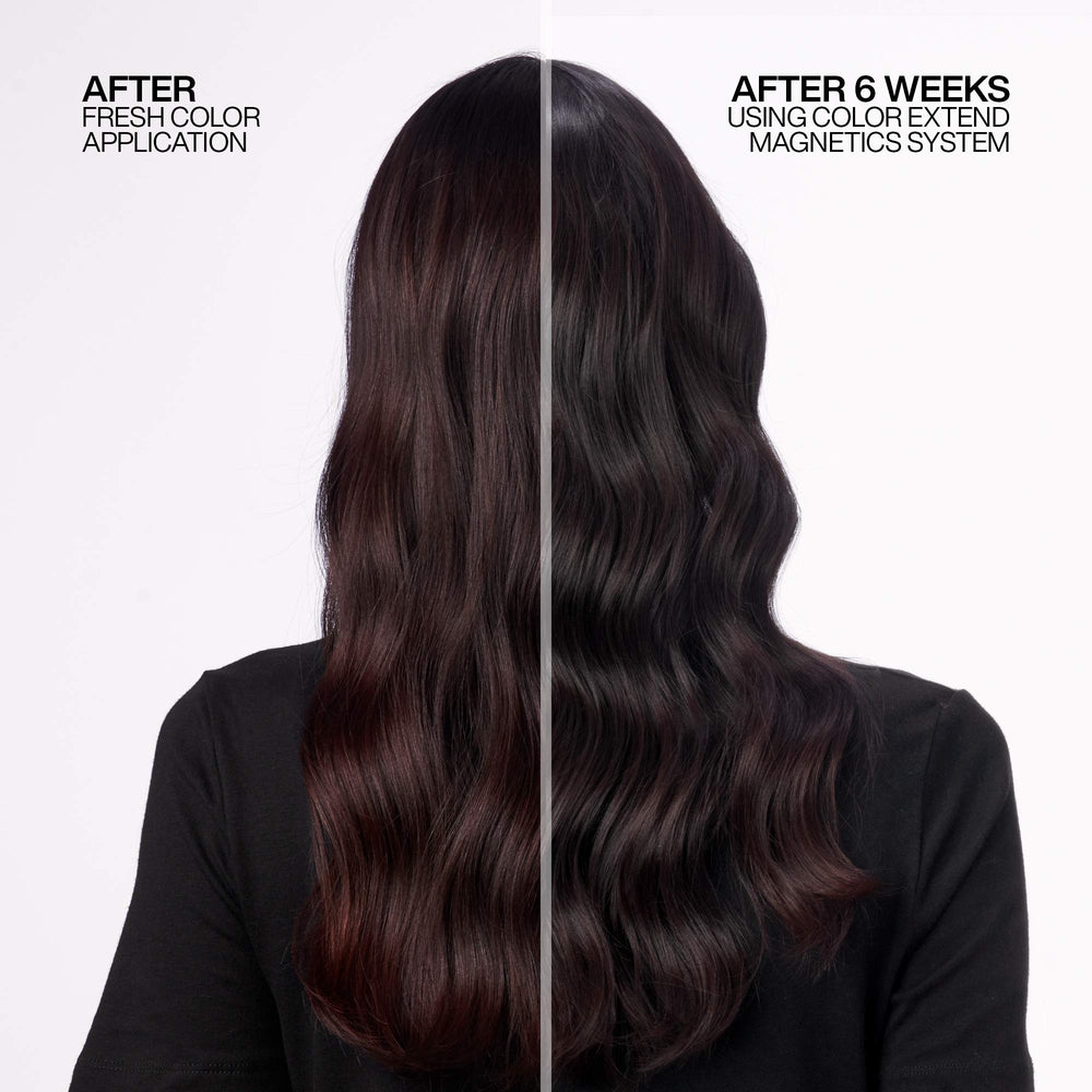 Redken textura cremosa en mano mostrando suavidad y fácil aplicación