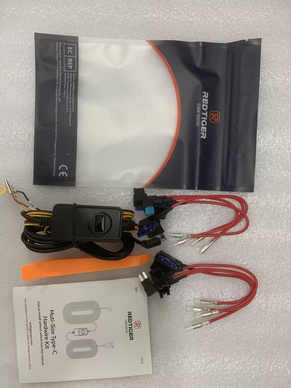 REDTIGER comparación de tamaño del kit junto a una mano para escala práctica