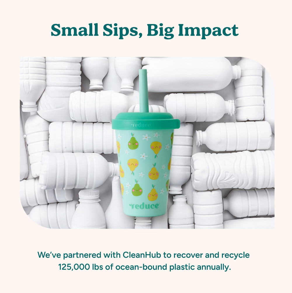 REDUCE vaso en mano de niño para mostrar tamaño cómodo y fácil agarre
