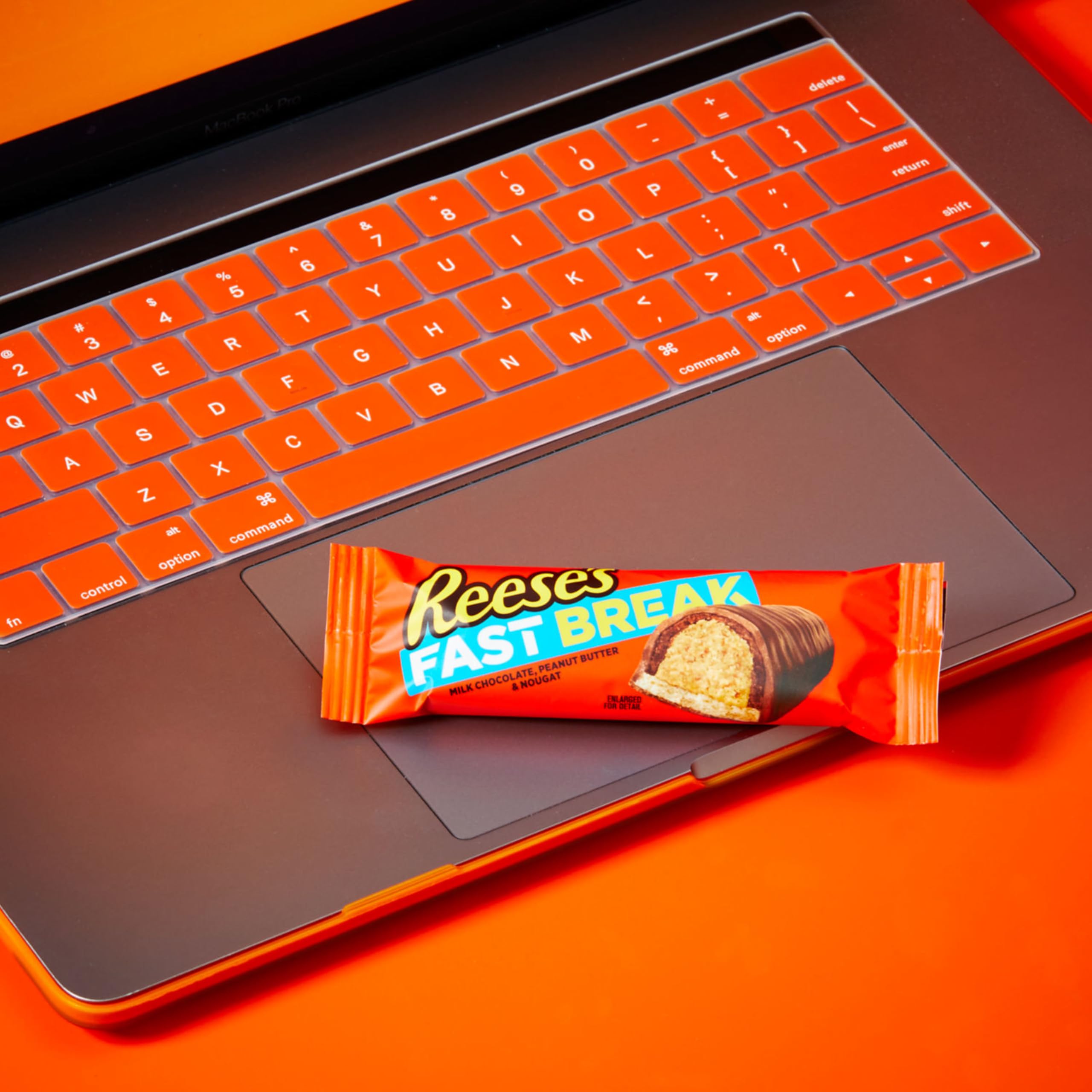 REESE'S comparación de tamaño en mano, muestra porción conveniente para snack