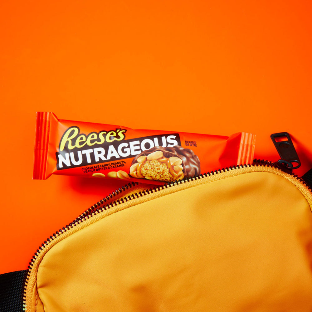 Reese's barra junto a regla para referencia de tamaño porción