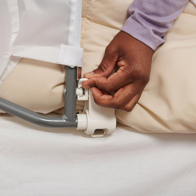 Regalo niño entrando al cama con barrera abatida para acceso cómodo
