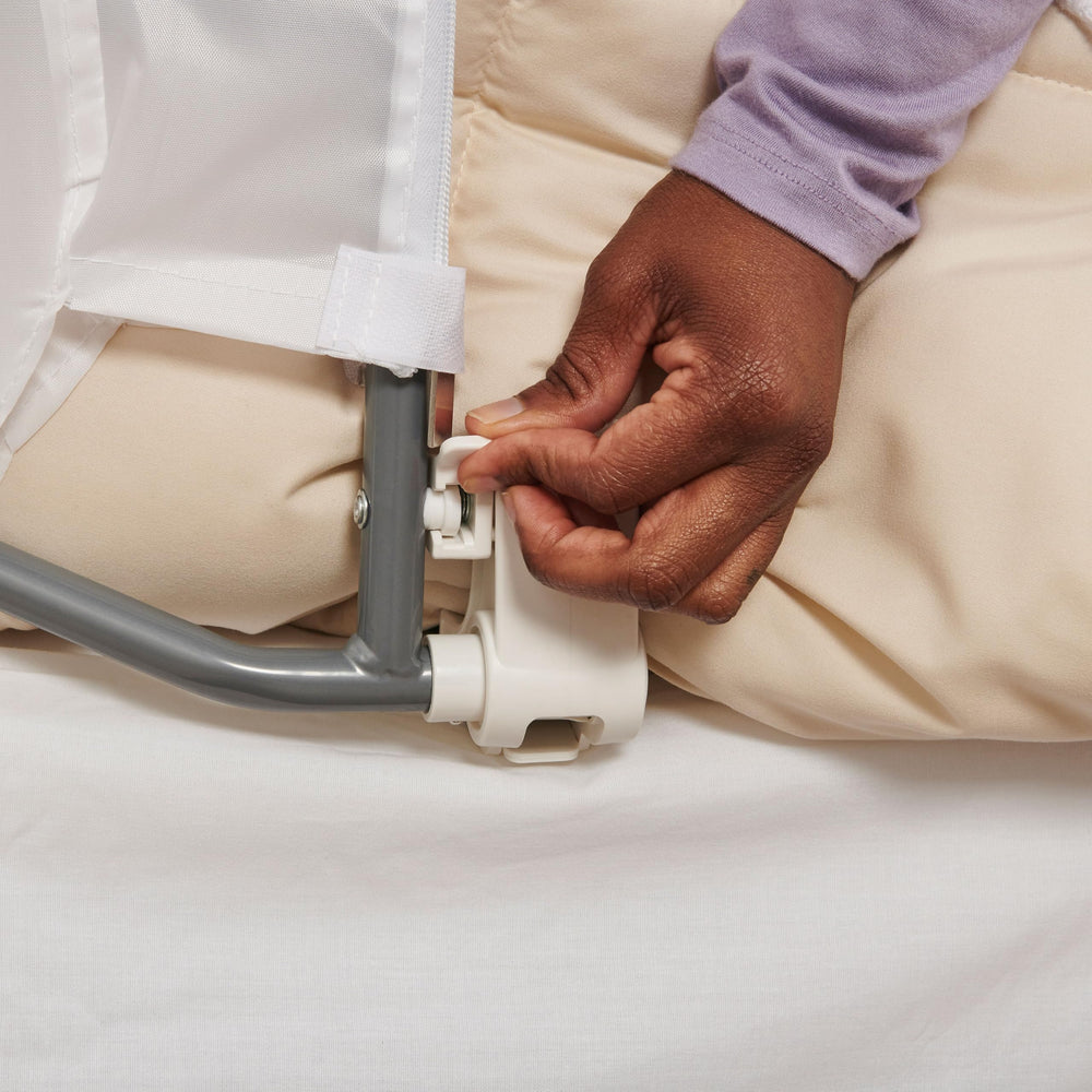 Regalo niño entrando al cama con barrera abatida para acceso cómodo