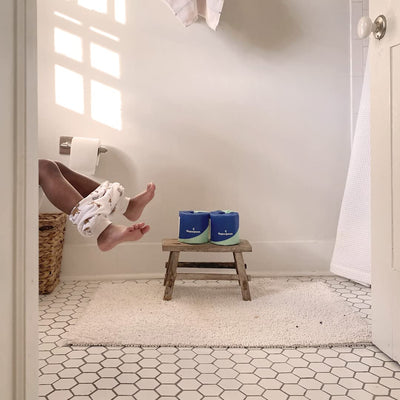 Repurpose rollos colocados en baño ambientado para uso diario cómodo
