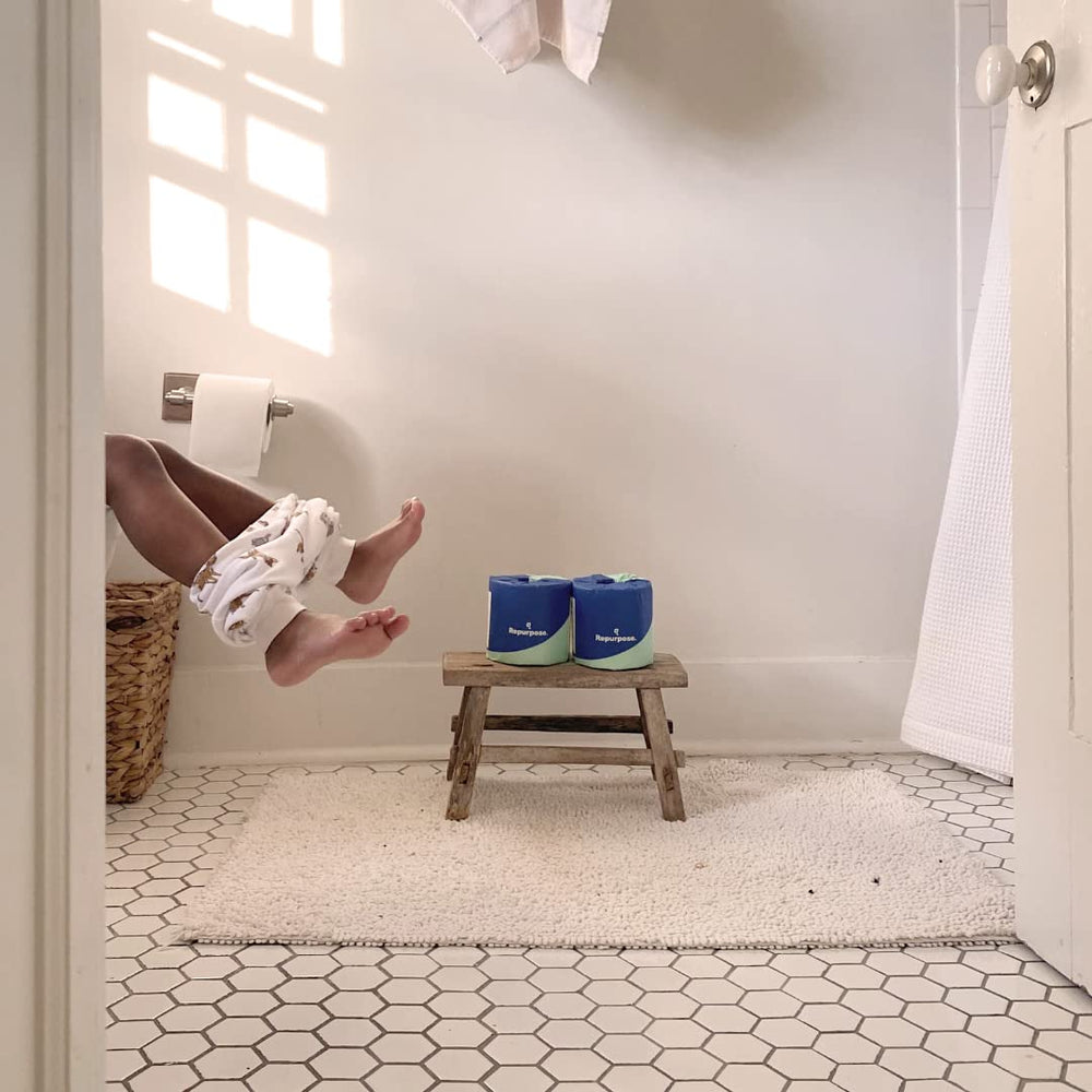 Repurpose rollos colocados en baño ambientado para uso diario cómodo