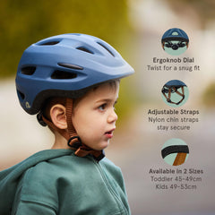 Retrospec Scout niño usando casco en bicicleta beneficiando ventilación