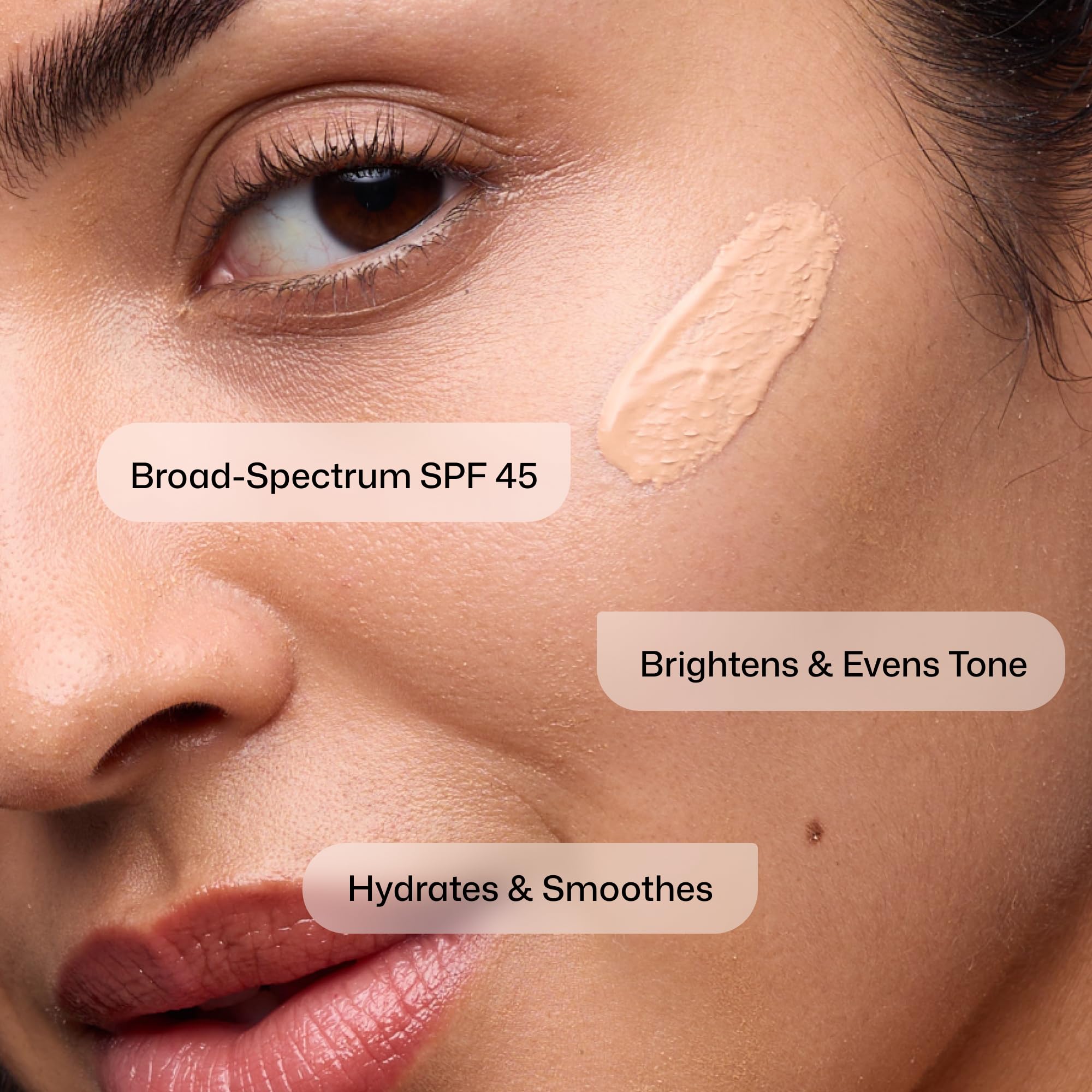 Revision Skincare aplicación en mano demostrando cobertura ligera y acabado natural