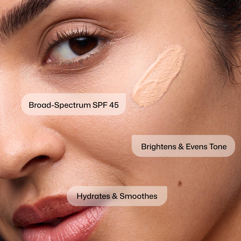 Revision Skincare aplicación en mano demostrando cobertura ligera y acabado natural