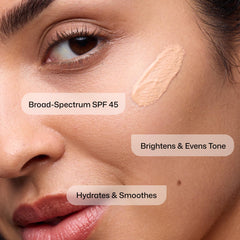 Revision Skincare aplicación en mano demostrando cobertura ligera y acabado natural
