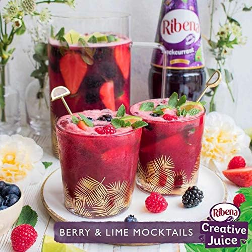 Ribena grosellas negras frescas junto a botella mostrando ingrediente