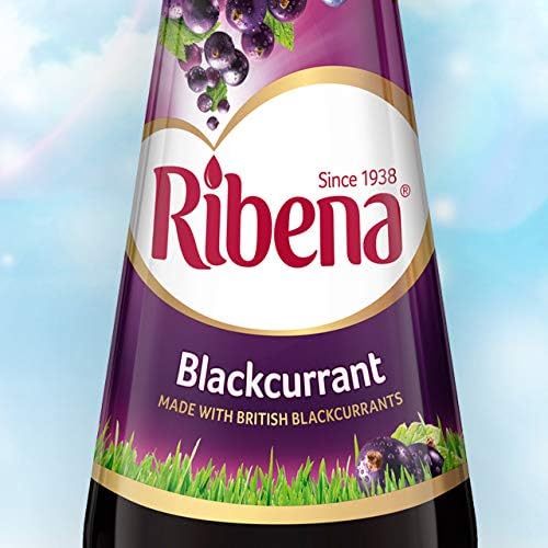 Ribena servido con hielo en vaso para disfrutar sabor frío