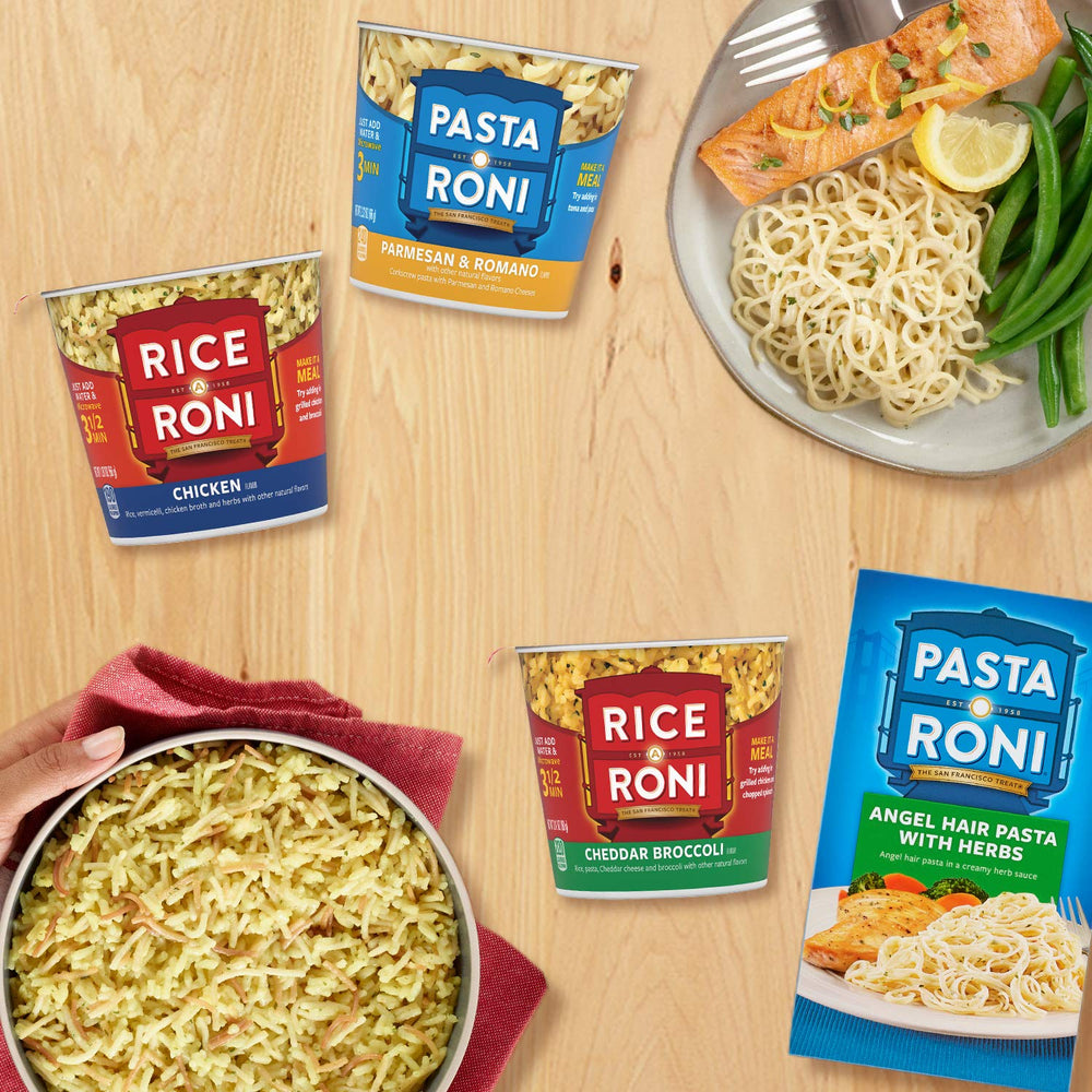 Rice-A-Roni taza en microondas lista para servir demostrando preparación rápida