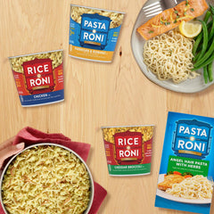 Rice-A-Roni taza en microondas lista para servir demostrando preparación rápida