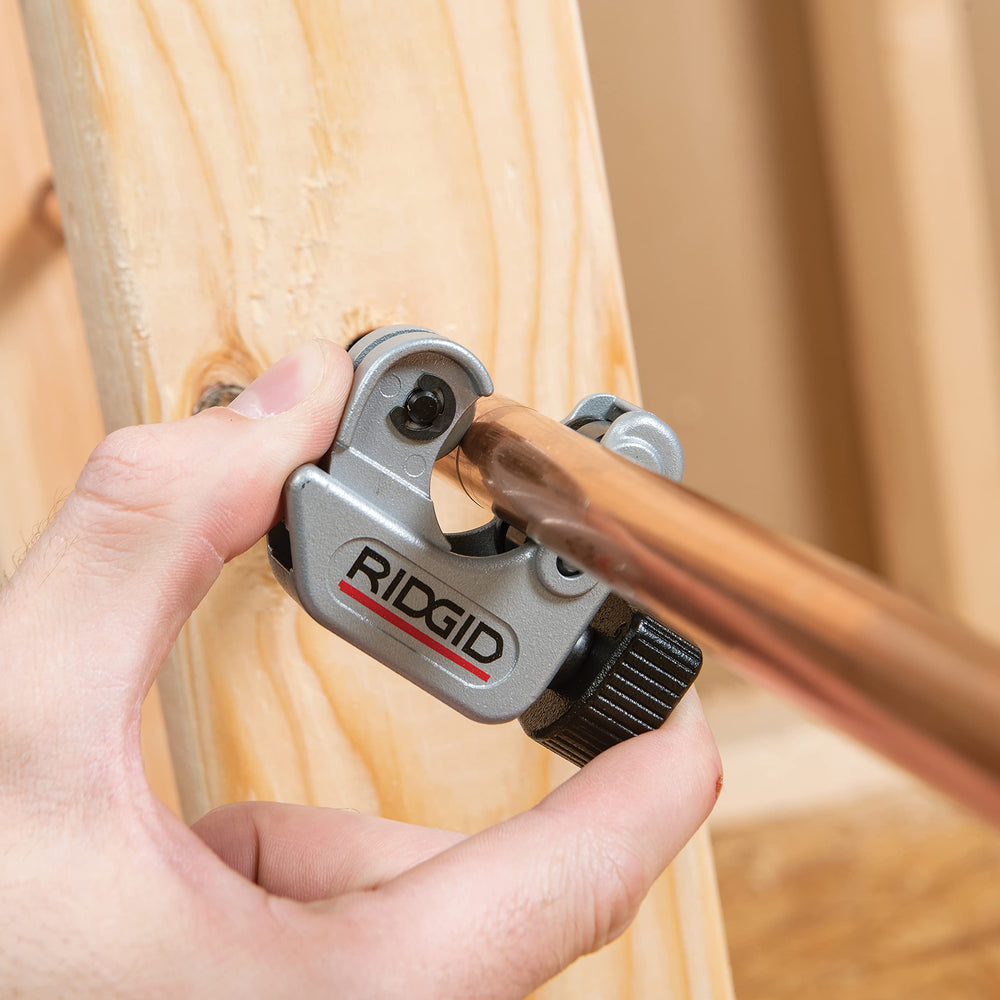 RIDGID kit sobre banco de trabajo ilustrando uso profesional