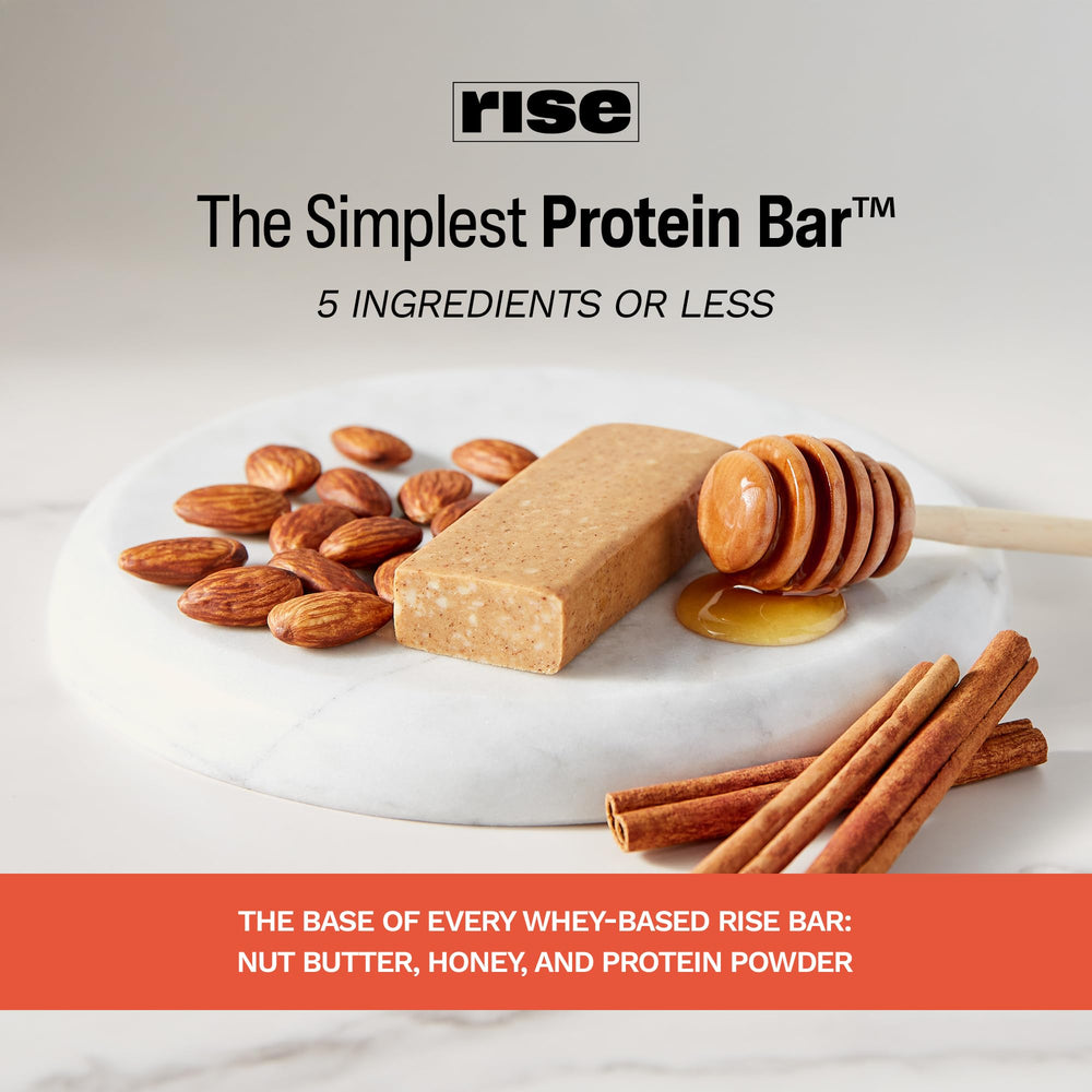 Rise barra Honey Cinnamon servida junto a una taza de café para desayuno rápido