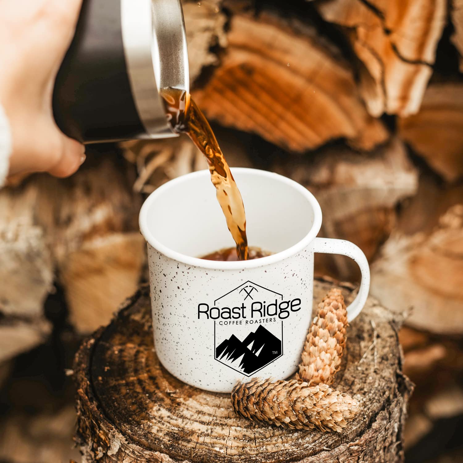 Roast Ridge taza servida con vapor que sugiere aroma intenso y disfrute