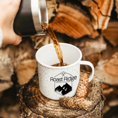 Roast Ridge taza servida con vapor que sugiere aroma intenso y disfrute