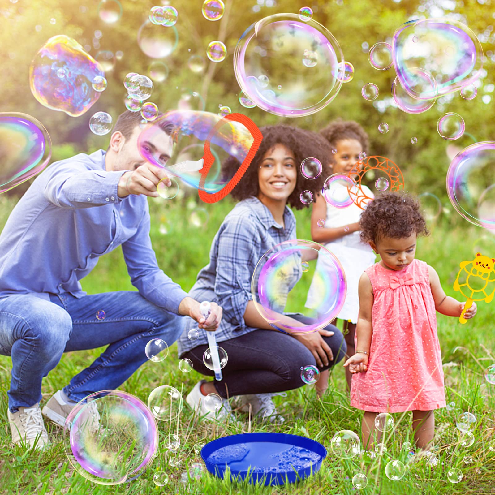 Roberly niños en fiesta al aire libre usando varitas y disfrutando juntos
