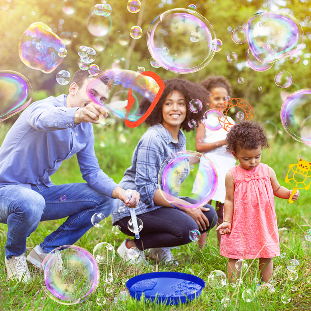 Roberly niños en fiesta al aire libre usando varitas y disfrutando juntos