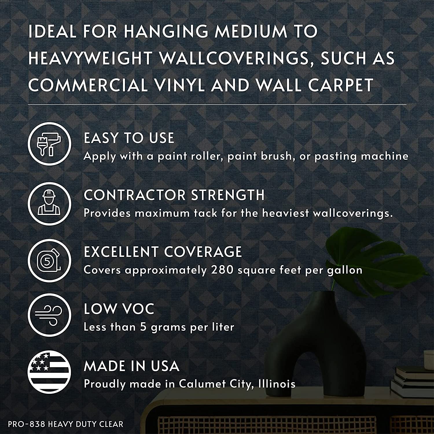 Roman limpieza con esponja del exceso húmedo mostrando limpieza fácil antes de secar