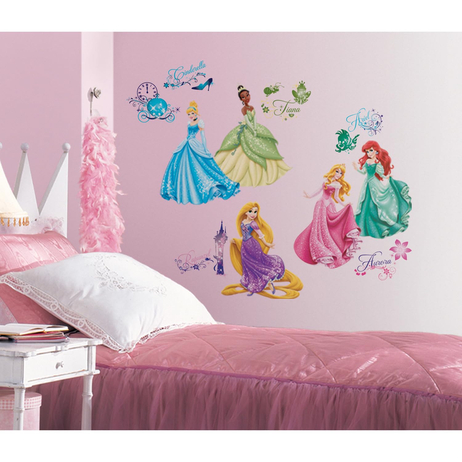 RoomMates instalado en habitación infantil demostrando aspecto mágico y ordenado