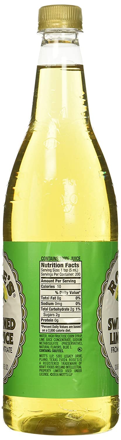 Rose's Lime Juice botella vertiendo jugo en un cóctel preparado para rapidez en barra