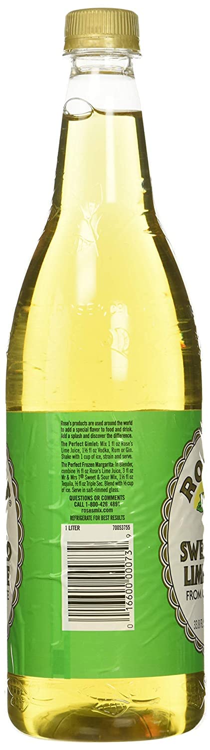 Rose's Lime Juice comparación de tamaño junto a un vaso para referencia de volumen