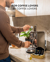 ROSSO CAFFÈ cápsula colocada en máquina Nespresso Original demostrando compatibilidad