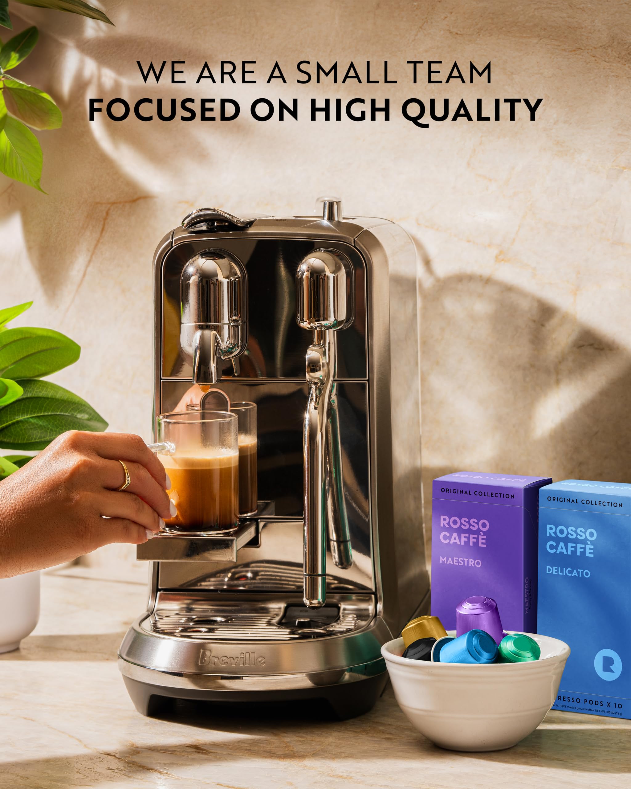 ROSSO CAFFÈ cápsulas junto a una taza para comparar tamaño y dosis por espresso