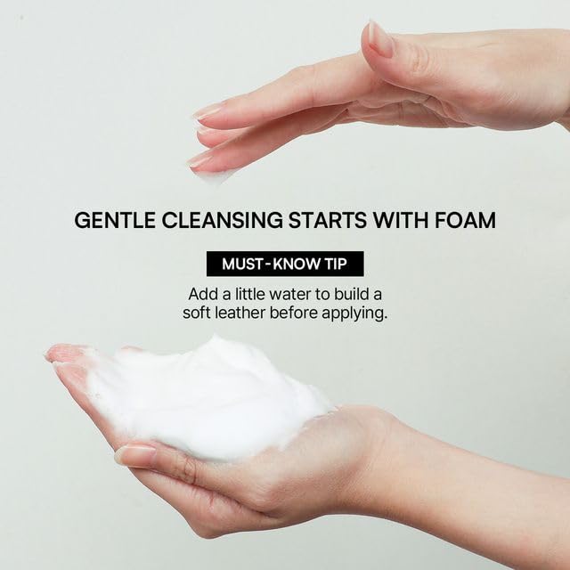 ROUND LAB mujer enrutina facial usando el limpiador con espuma suave