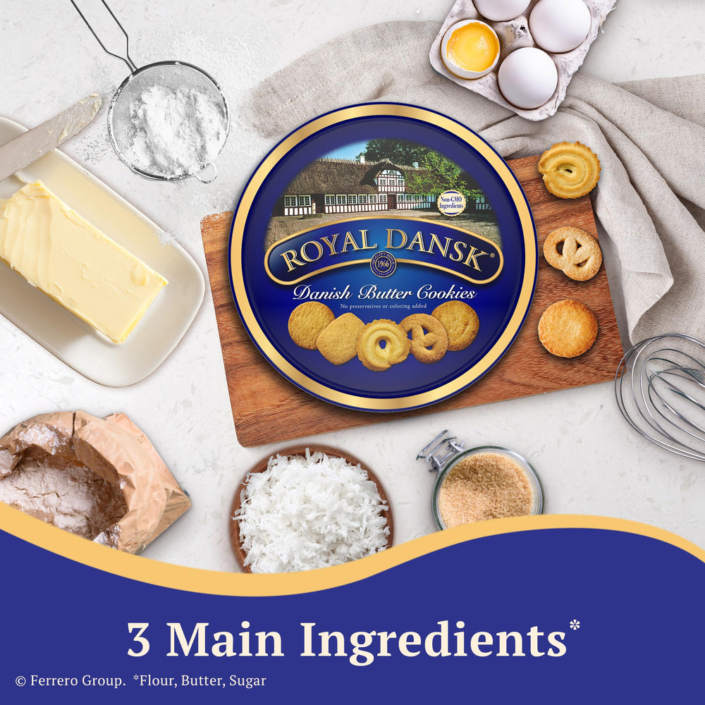 Royal Dansk mano abriendo la lata para acceso fácil y conservación