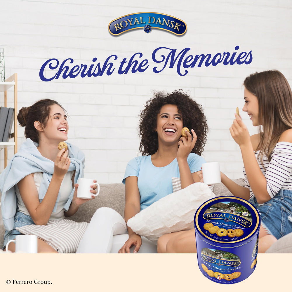 Royal Dansk galletas servidas en reunión familiar y ambiente acogedor