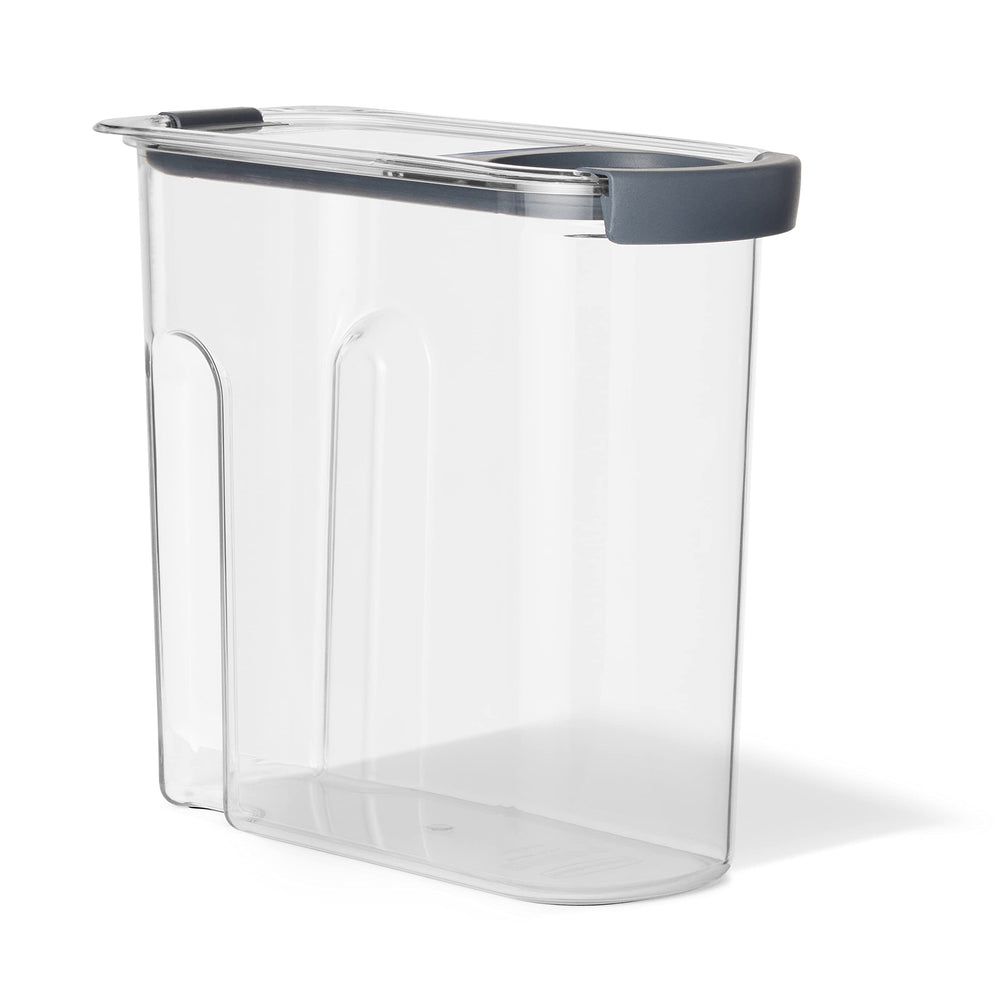 Rubbermaid contenedores apilados en despensa para ahorrar espacio