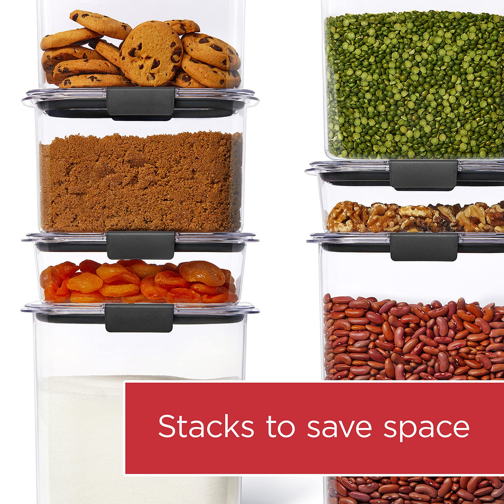 Rubbermaid Brilliance comparado con una taza para mostrar su capacidad de 16 tazas