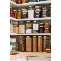 Rubbermaid Brilliance primer plano de la tapa con cierre hermético para evitar humedad