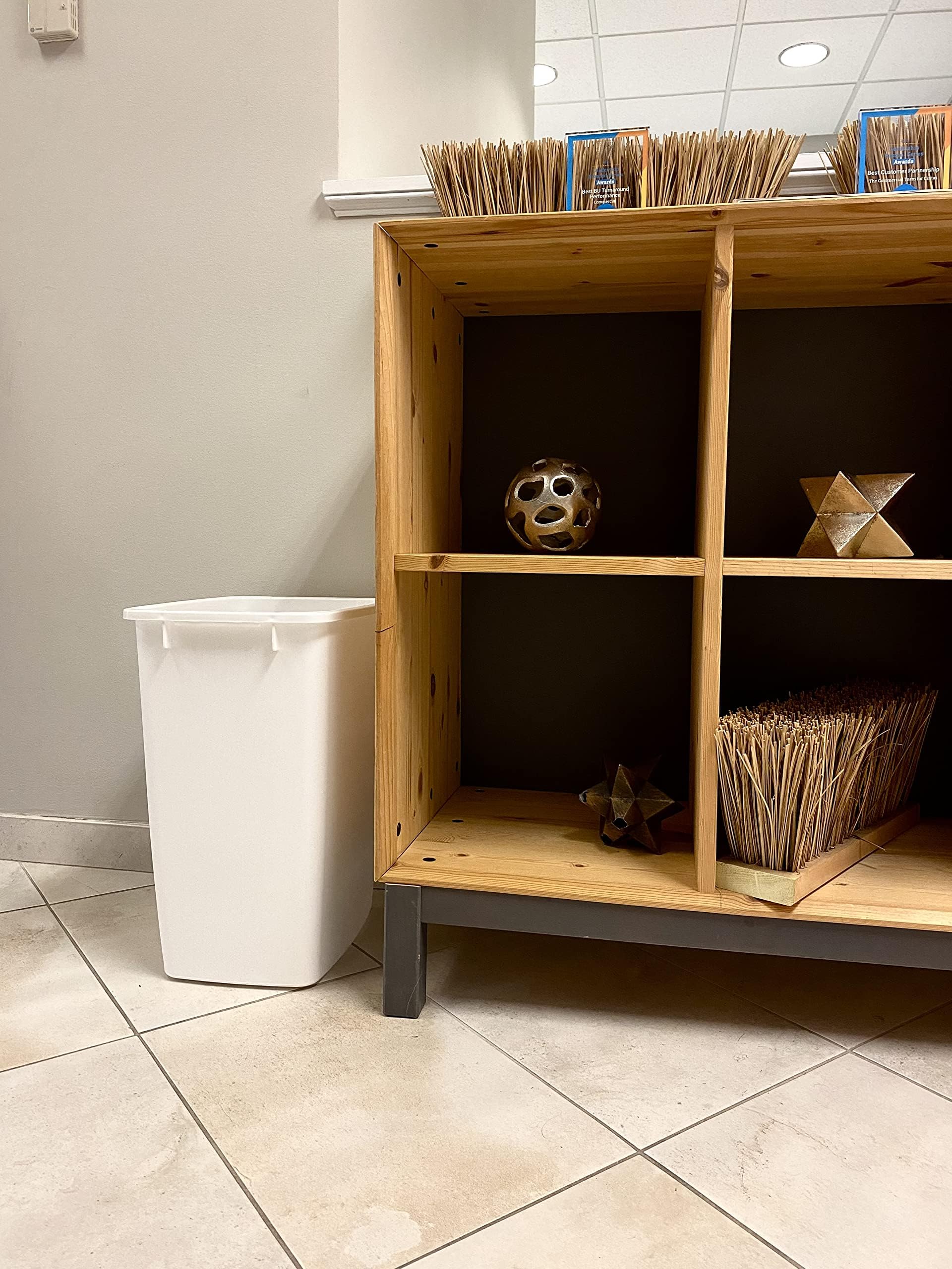 Rubbermaid junto a objetos para comparar tamaño, capacidad clara