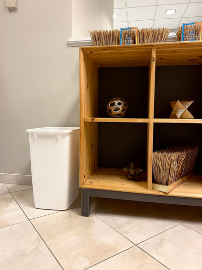 Rubbermaid junto a objetos para comparar tamaño, capacidad clara