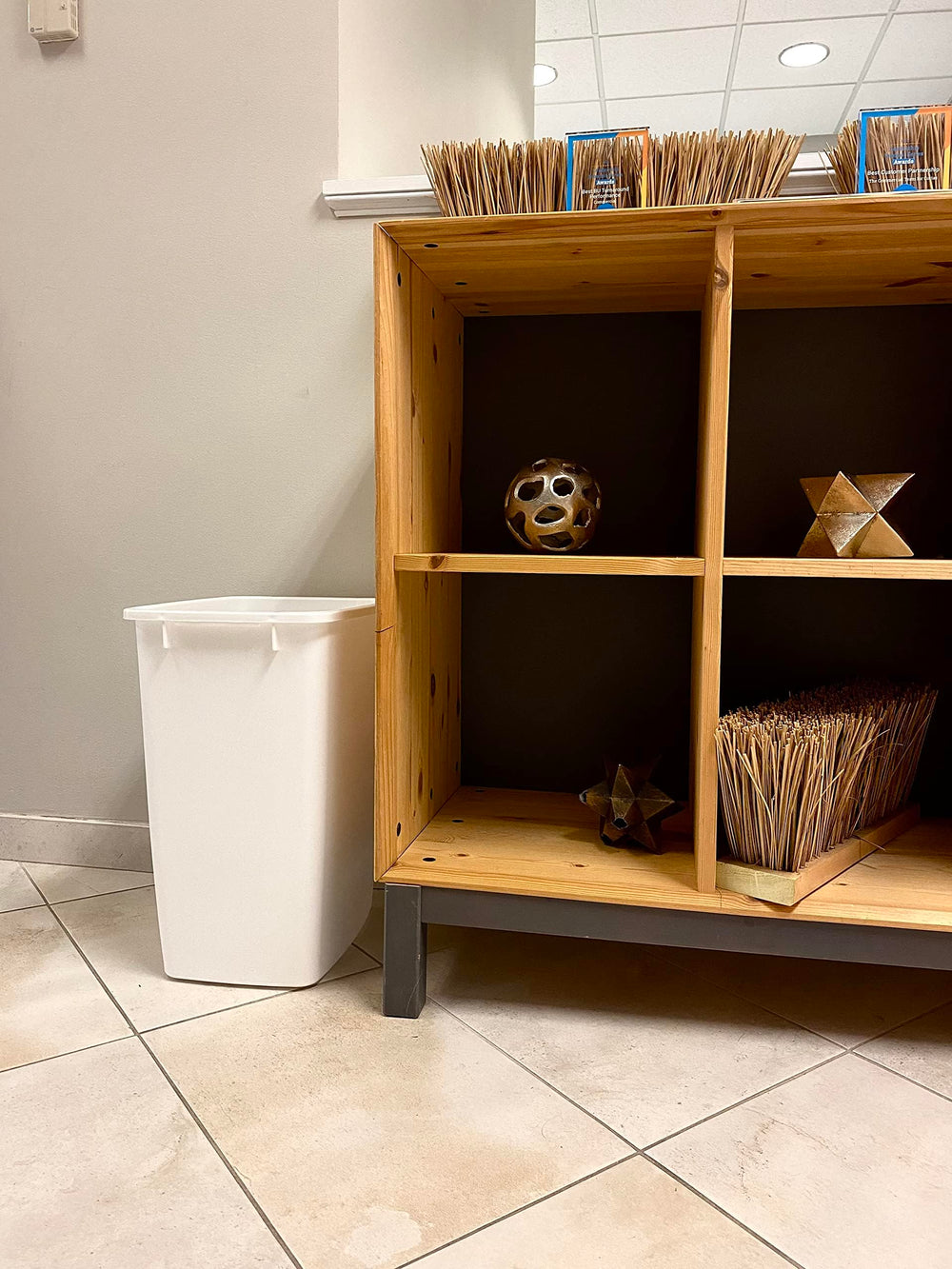 Rubbermaid junto a objetos para comparar tamaño, capacidad clara