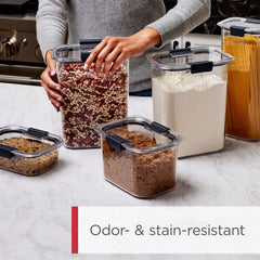 Rubbermaid contenedor lleno de cereal demostrando capacidad de 32 oz