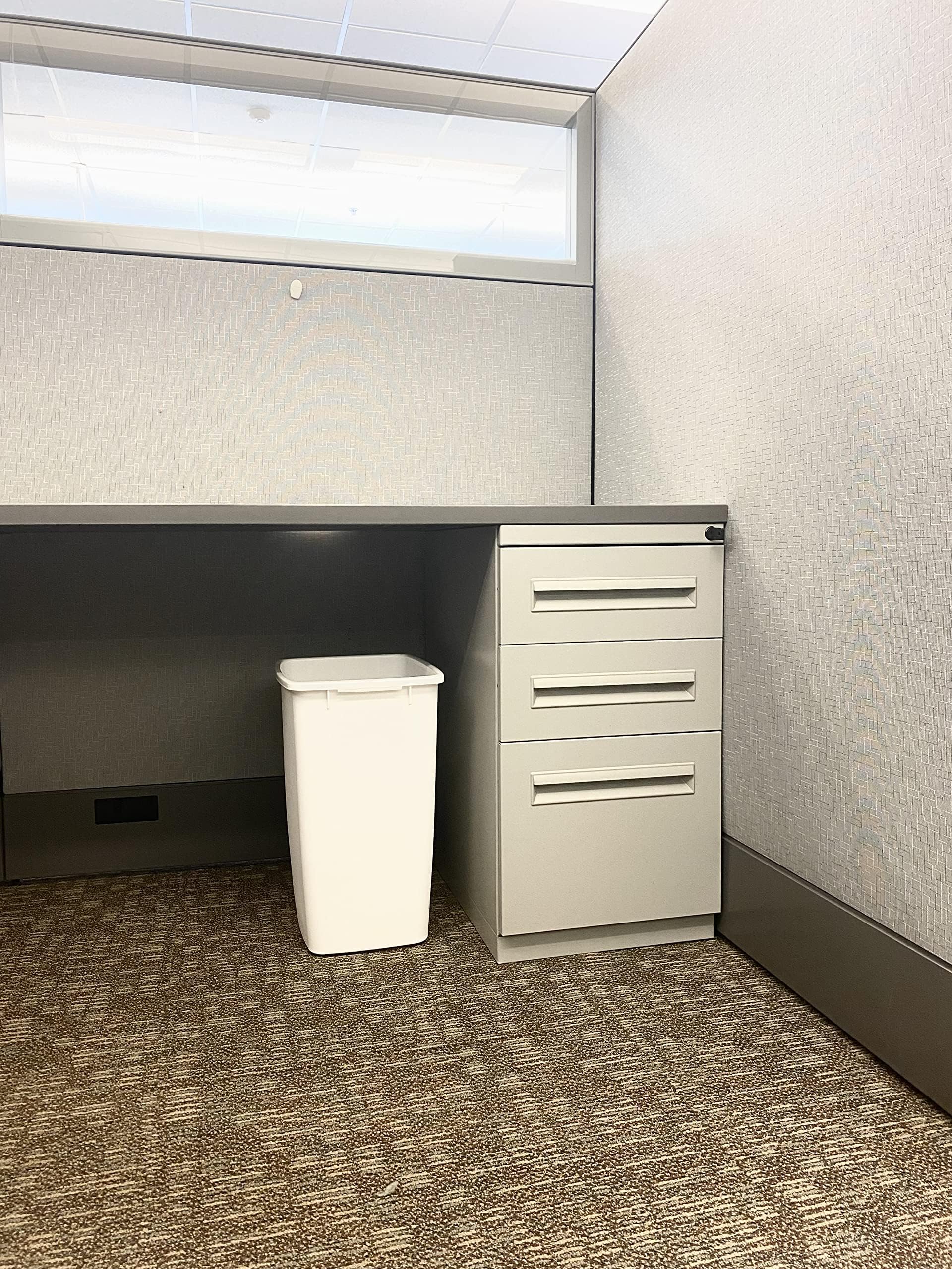 Rubbermaid borde reforzado en primer plano, mayor durabilidad visible