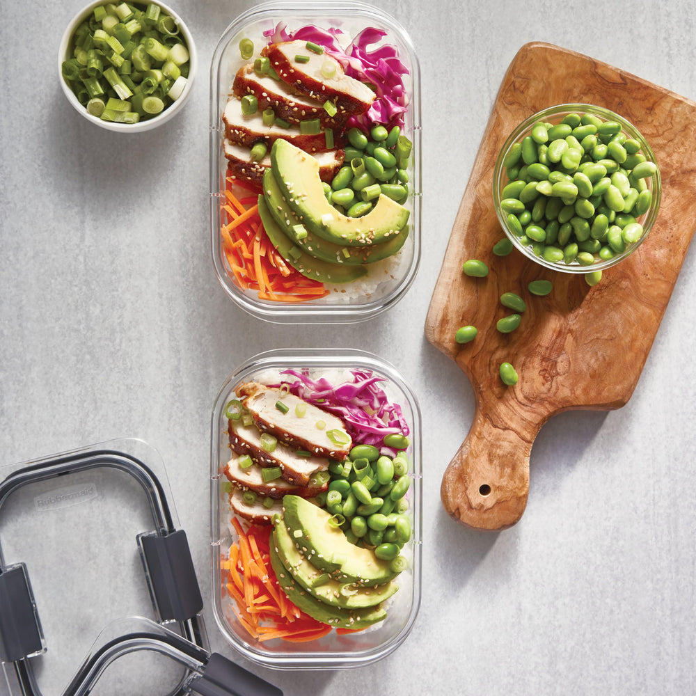 Rubbermaid envase en uso transportando almuerzo, ideal para llevar comidas preparadas