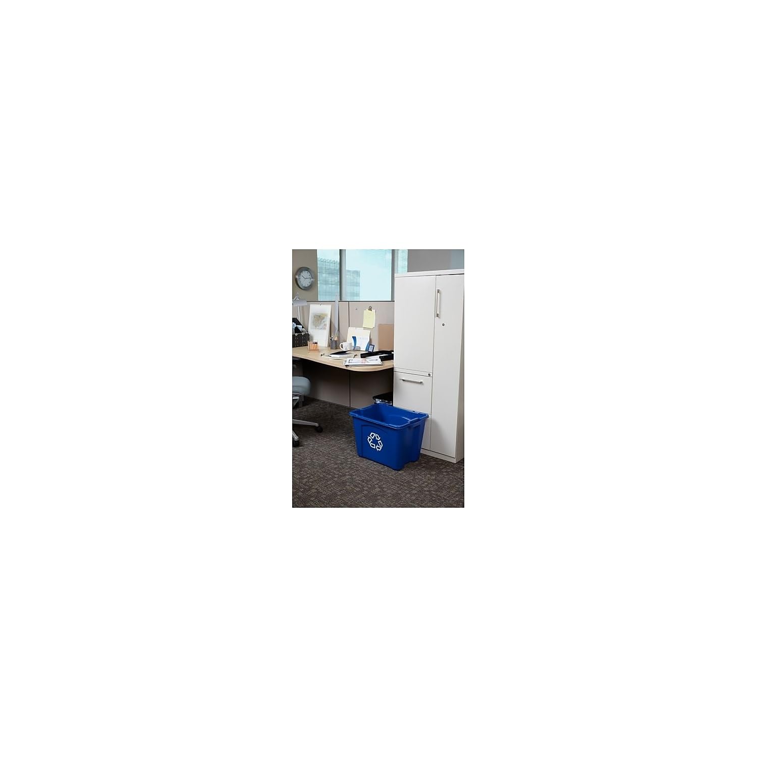 Rubbermaid comparación de tamaño con mano para escala y capacidad