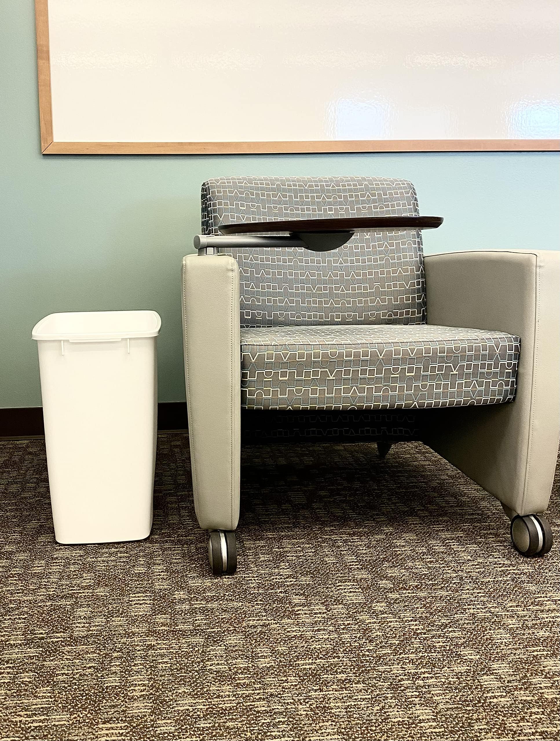 Rubbermaid cubo bajo el lavabo en baño, ahorro de espacio efectivo
