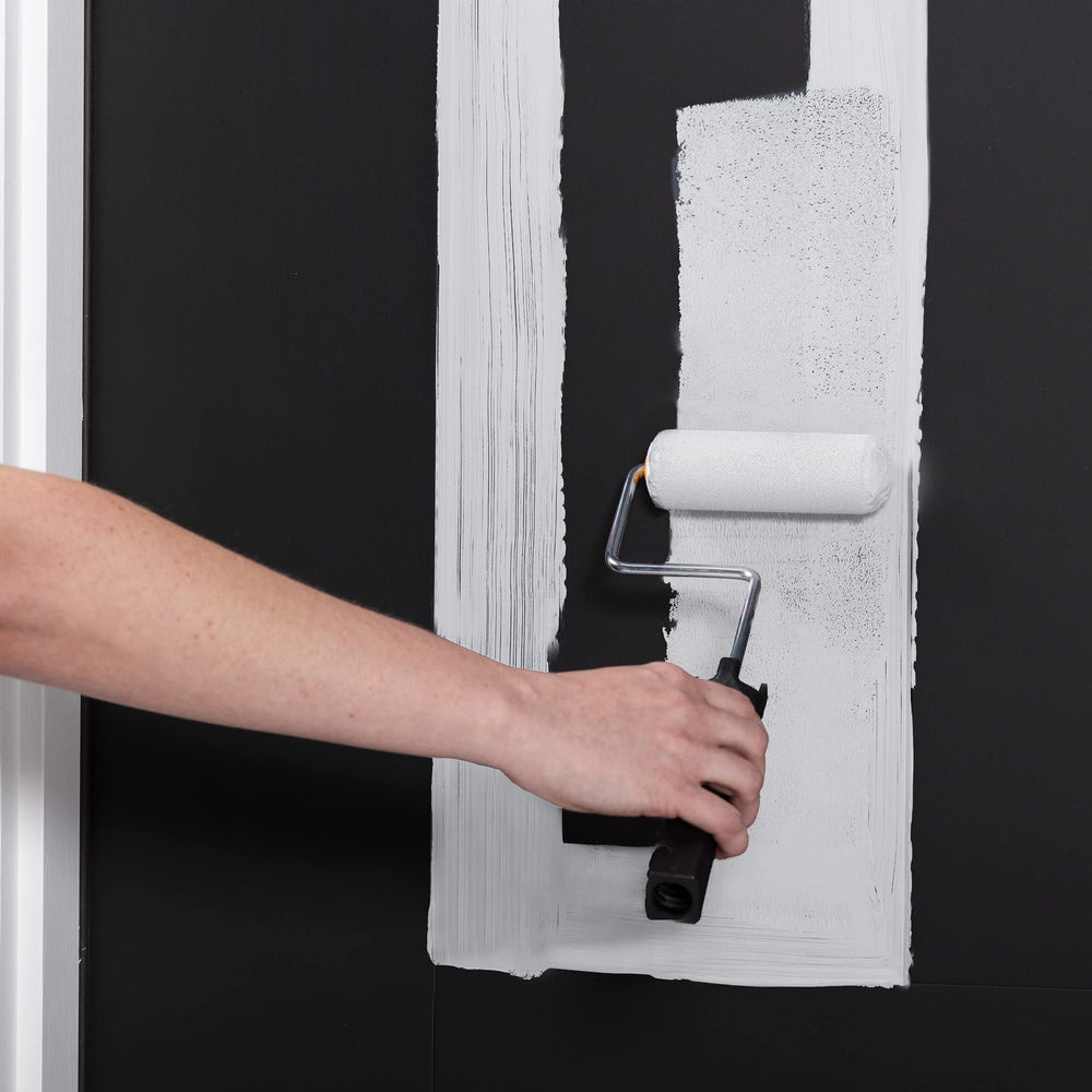 Rust-Oleum comparación antes y después de puerta renovada, aspecto moderno duradero
