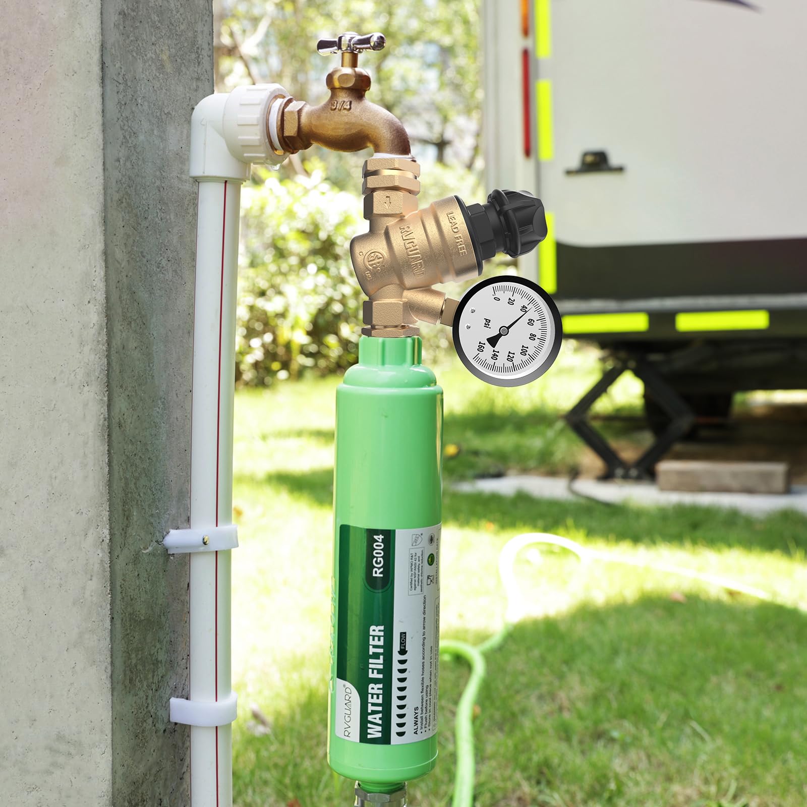 RVGUARD instalado en camper en uso, protege tuberías durante acampada