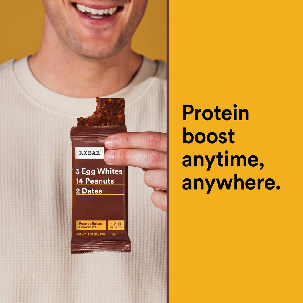 RXBAR barra en mano para comparar tamaño y conveniencia en movilidad