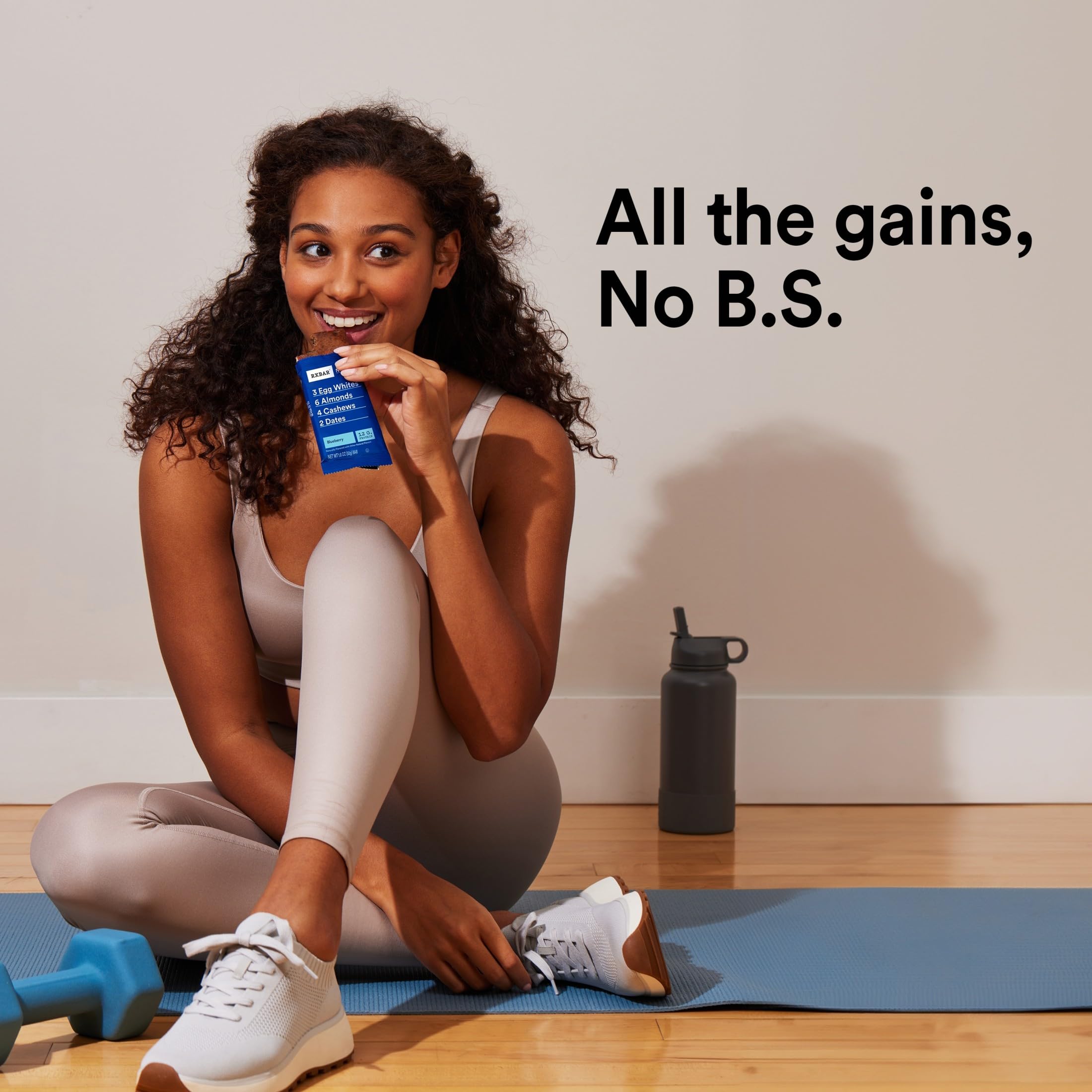 RXBAR barra Blueberry en mano demostrando tamaño práctico y aporte proteico